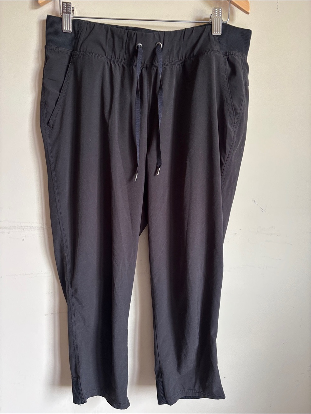 Women’s Black Drawstring Casual capris